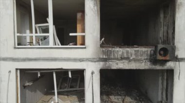 Bu video, Ukrayna 'nın başkenti Kyiv' de 8K çözünürlükte yanmış ve yıkılmış bir evi gösteriyor.
