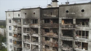 Bu video, Ukrayna 'nın başkenti Kyiv' de 8K çözünürlükte yanmış ve yıkılmış bir evi gösteriyor.