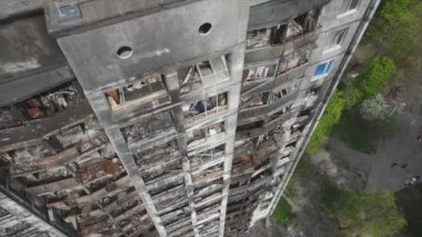 Bu video, Ukrayna 'nın başkenti Kyiv' de 8K çözünürlükte yanmış ve yıkılmış bir evi gösteriyor.