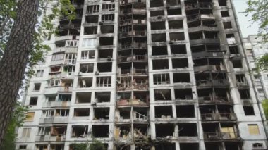 Bu video, Ukrayna 'nın başkenti Kyiv' de 8K çözünürlükte yanmış ve yıkılmış bir evi gösteriyor.