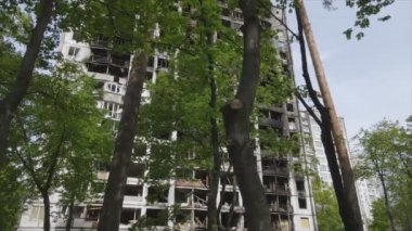 Bu video, Ukrayna 'nın başkenti Kyiv' de 8K çözünürlükte yanmış ve yıkılmış bir evi gösteriyor.