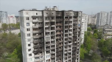 Bu video, Ukrayna 'nın başkenti Kyiv' de 8K çözünürlükte yanmış ve yıkılmış bir evi gösteriyor.