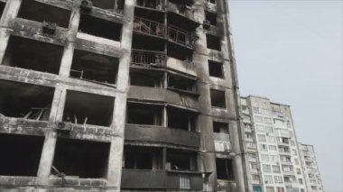 Bu video, Ukrayna 'nın başkenti Kyiv' de 8K çözünürlükte yanmış ve yıkılmış bir evi gösteriyor.