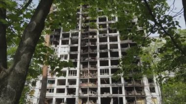 Bu video, Ukrayna 'nın başkenti Kyiv' de 8K çözünürlükte yanmış ve yıkılmış bir evi gösteriyor.