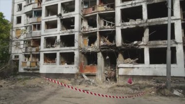 Bu video, Ukrayna 'nın başkenti Kyiv' de 8K çözünürlükte yanmış ve yıkılmış bir evi gösteriyor.