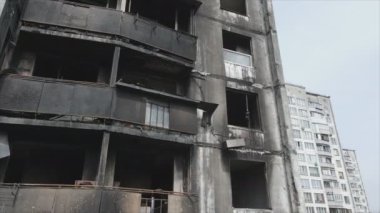 Bu video, Ukrayna 'nın başkenti Kyiv' de 8K çözünürlükte yanmış ve yıkılmış bir evi gösteriyor.