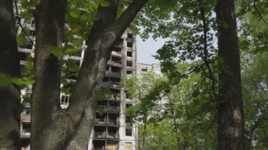 Bu video, Ukrayna 'nın başkenti Kyiv' de 8K çözünürlükte yanmış ve yıkılmış bir evi gösteriyor.