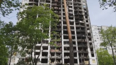 Bu video, Ukrayna 'nın başkenti Kyiv' de 8K çözünürlükte yanmış ve yıkılmış bir evi gösteriyor.