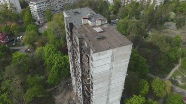 Bu video, Ukrayna 'nın başkenti Kyiv' de 8K çözünürlükte yanmış ve yıkılmış bir evi gösteriyor.