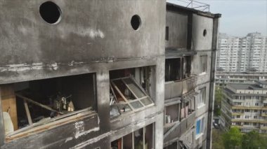 Bu video, Ukrayna 'nın başkenti Kyiv' de 8K çözünürlükte yanmış ve yıkılmış bir evi gösteriyor.