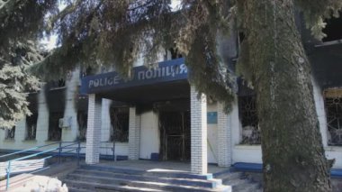 Bu video, Borodyanka, Kyiv bölgesindeki 8K çözünürlüğündeki polis karakolunun yok edilip yakıldığını gösteriyor.