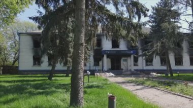 Bu video, Borodyanka, Kyiv bölgesindeki 8K çözünürlüğündeki polis karakolunun yok edilip yakıldığını gösteriyor.