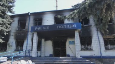 Bu video, Borodyanka, Kyiv bölgesindeki 8K çözünürlüğündeki polis karakolunun yok edilip yakıldığını gösteriyor.