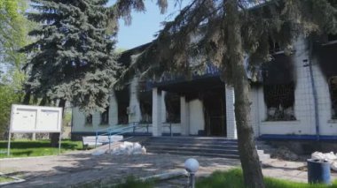 Bu video, Borodyanka, Kyiv bölgesindeki 8K çözünürlüğündeki polis karakolunun yok edilip yakıldığını gösteriyor.