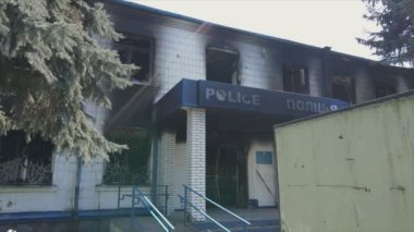 Bu video, Borodyanka, Kyiv bölgesindeki 8K çözünürlüğündeki polis karakolunun yok edilip yakıldığını gösteriyor.