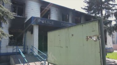 Bu video, Borodyanka, Kyiv bölgesindeki 8K çözünürlüğündeki polis karakolunun yok edilip yakıldığını gösteriyor.