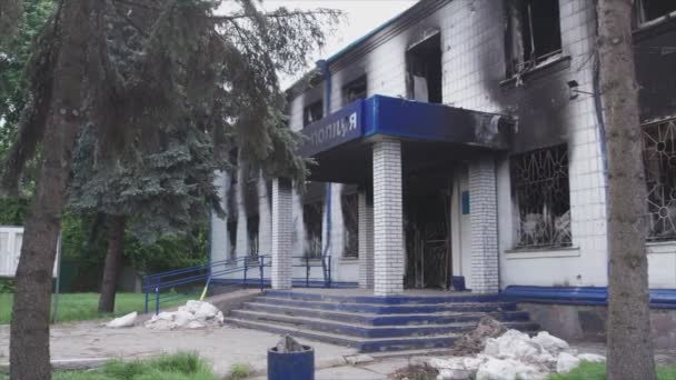 Videoen Viser Den Ødelagte Brente Bygningen Politistasjonen Borodyanka Kyiv Regionen – stockvideo