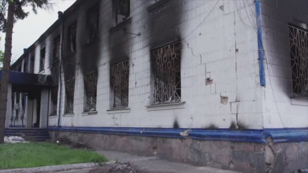 Video Borodyanka Kyiv Bölgesindeki Çözünürlüğündeki Polis Karakolunun Yok Edilip Yakıldığını — Stok video