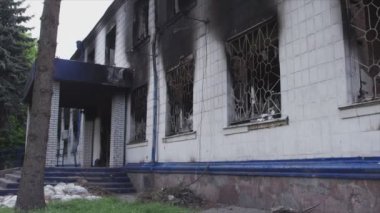 Bu video, Borodyanka, Kyiv bölgesindeki 8K çözünürlüğündeki polis karakolunun yok edilip yakıldığını gösteriyor.