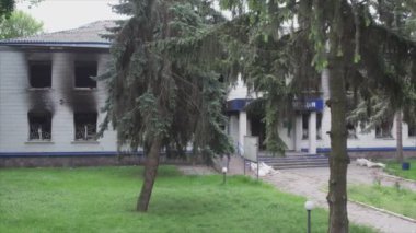Bu video, Borodyanka, Kyiv bölgesindeki 8K çözünürlüğündeki polis karakolunun yok edilip yakıldığını gösteriyor.