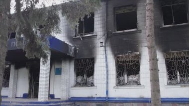 Bu video, Borodyanka, Kyiv bölgesindeki 8K çözünürlüğündeki polis karakolunun yok edilip yakıldığını gösteriyor.