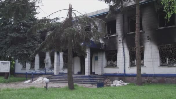 この株式ビデオは 8K解像度でボロディアンカ キエフ地域の警察署の破壊され 焼かれた建物を示しています — ストック動画