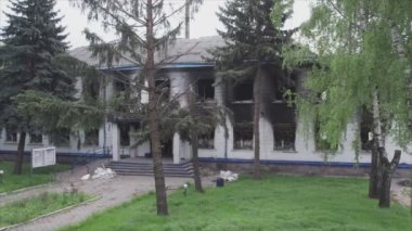 Bu video, Borodyanka, Kyiv bölgesindeki 8K çözünürlüğündeki polis karakolunun yok edilip yakıldığını gösteriyor.