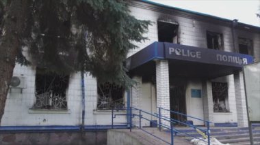 Bu video, Borodyanka, Kyiv bölgesindeki 8K çözünürlüğündeki polis karakolunun yok edilip yakıldığını gösteriyor.