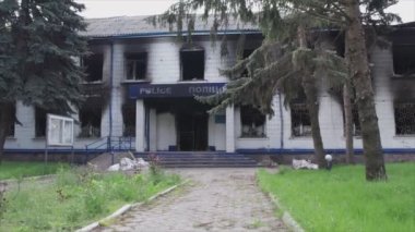 Bu video, Borodyanka, Kyiv bölgesindeki 8K çözünürlüğündeki polis karakolunun yok edilip yakıldığını gösteriyor.