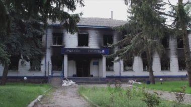Bu video, Borodyanka, Kyiv bölgesindeki 8K çözünürlüğündeki polis karakolunun yok edilip yakıldığını gösteriyor.