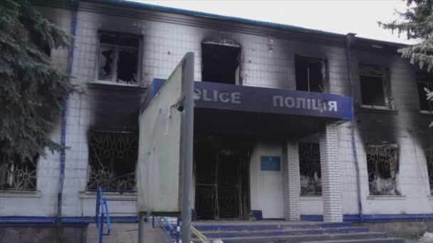 この株式ビデオは 8K解像度でボロディアンカ キエフ地域の警察署の破壊され 焼かれた建物を示しています — ストック動画