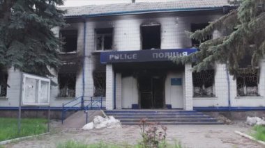 Bu video, Borodyanka, Kyiv bölgesindeki 8K çözünürlüğündeki polis karakolunun yok edilip yakıldığını gösteriyor.