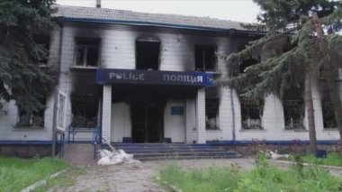 Bu video, Borodyanka, Kyiv bölgesindeki 8K çözünürlüğündeki polis karakolunun yok edilip yakıldığını gösteriyor.