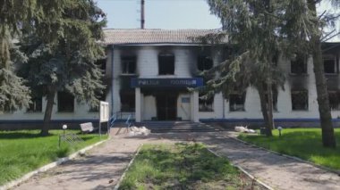Bu video, Borodyanka, Kyiv bölgesindeki 8K çözünürlüğündeki polis karakolunun yok edilip yakıldığını gösteriyor.