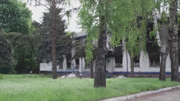 这段录像显示了基辅地区Borodyanka警察局被摧毁和烧毁的大楼 分辨率为8K — 图库视频影像