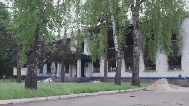 Videoen Viser Den Ødelagte Brente Bygningen Politistasjonen Borodyanka Kyiv Regionen – stockvideo