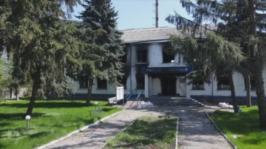 Bu video, Borodyanka, Kyiv bölgesindeki 8K çözünürlüğündeki polis karakolunun yok edilip yakıldığını gösteriyor.