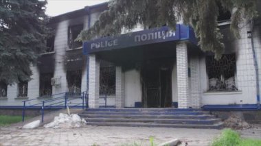 Bu video, Borodyanka, Kyiv bölgesindeki 8K çözünürlüğündeki polis karakolunun yok edilip yakıldığını gösteriyor.