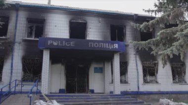 Bu video, Borodyanka, Kyiv bölgesindeki 8K çözünürlüğündeki polis karakolunun yok edilip yakıldığını gösteriyor.