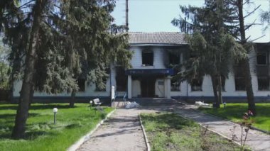 Bu video, Borodyanka, Kyiv bölgesindeki 8K çözünürlüğündeki polis karakolunun yok edilip yakıldığını gösteriyor.