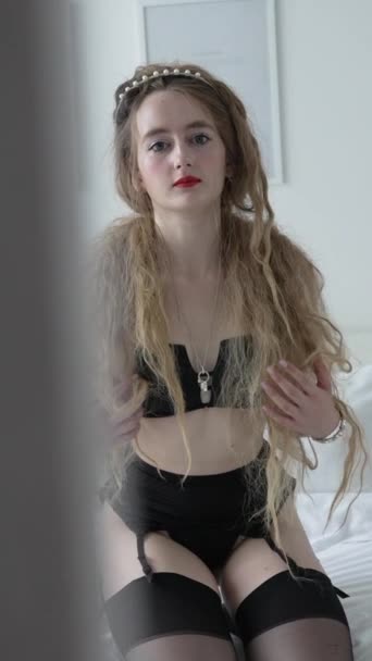 Este Vídeo Vertical Mostra Uma Garota Lingerie Sexy Erótica — Vídeo de Stock