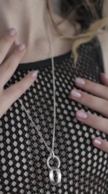 Bu borsa videosu erotik seksi iç çamaşırlı bir kızı gösteriyor.