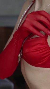 Bu borsa videosu erotik seksi iç çamaşırlı bir kızı gösteriyor.