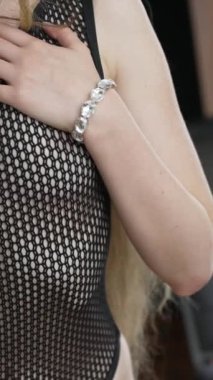 Bu borsa videosu erotik seksi iç çamaşırlı bir kızı gösteriyor.