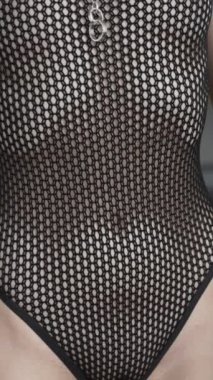 Bu borsa videosu erotik seksi iç çamaşırlı bir kızı gösteriyor.