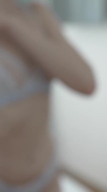 Bu borsa videosu erotik seksi iç çamaşırlı bir kızı gösteriyor.