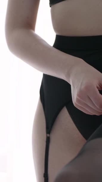 Video Vertikal Saham Ini Menunjukkan Seorang Gadis Dalam Pakaian Dalam — Stok Video