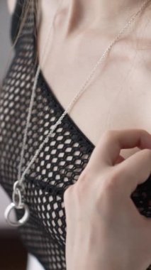 Bu borsa videosu erotik seksi iç çamaşırlı bir kızı gösteriyor.