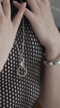 Bu borsa videosu erotik seksi iç çamaşırlı bir kızı gösteriyor.