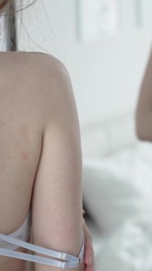 Bu borsa videosu erotik seksi iç çamaşırlı bir kızı gösteriyor.